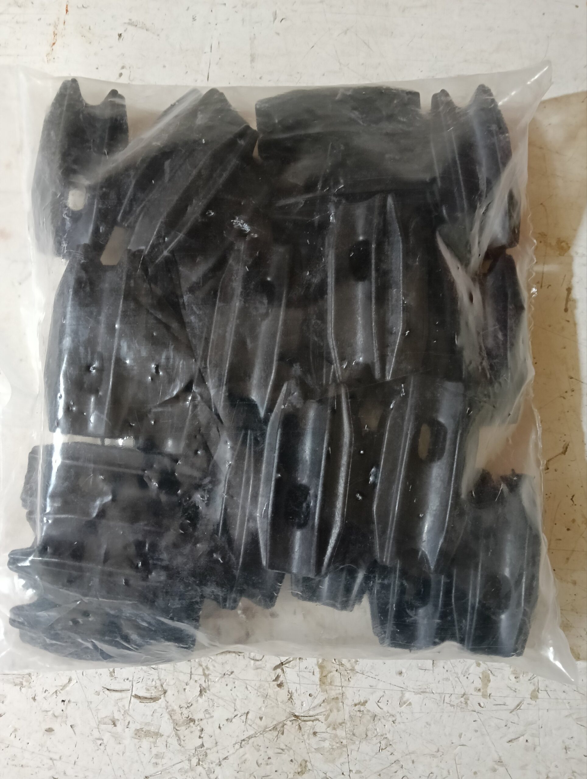 aislador esquina negro tipo tensor paquete con 25 pzas.